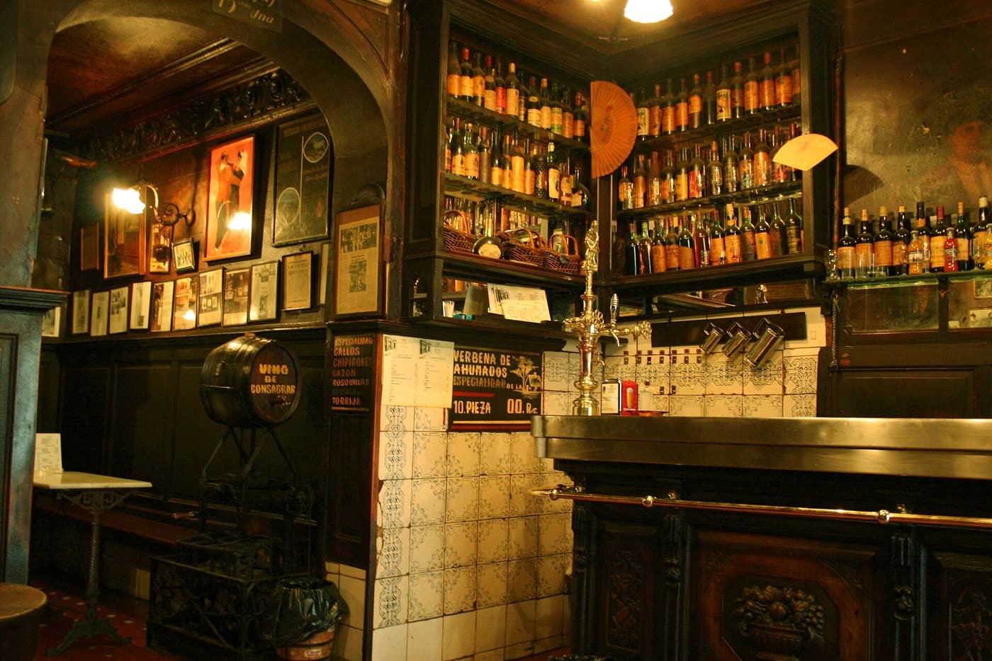 Interior de una taberna de Madrid